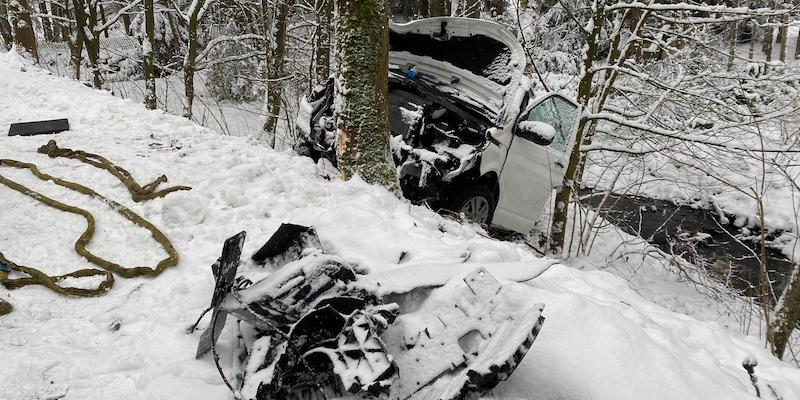 Autofahrer prallt gegen Baum: Unfall zwischen Neuhaus und Fohlenplacken